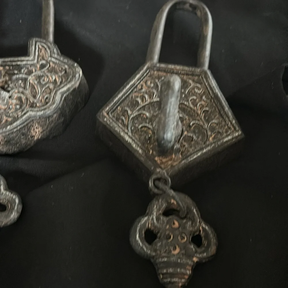 VINTAGE CAST IROBN PADLOCK WITH KEYS WALL DECOR/ HANGING ART SET OF 3